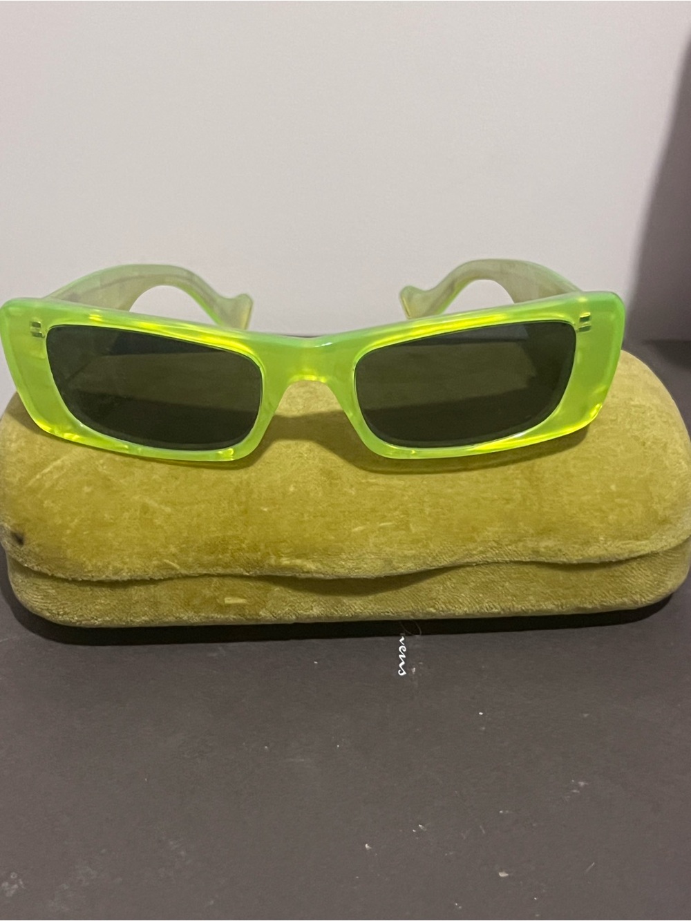 Gucci Neon Yellow-Green Logo Sunglasses - Picture 5 of 5